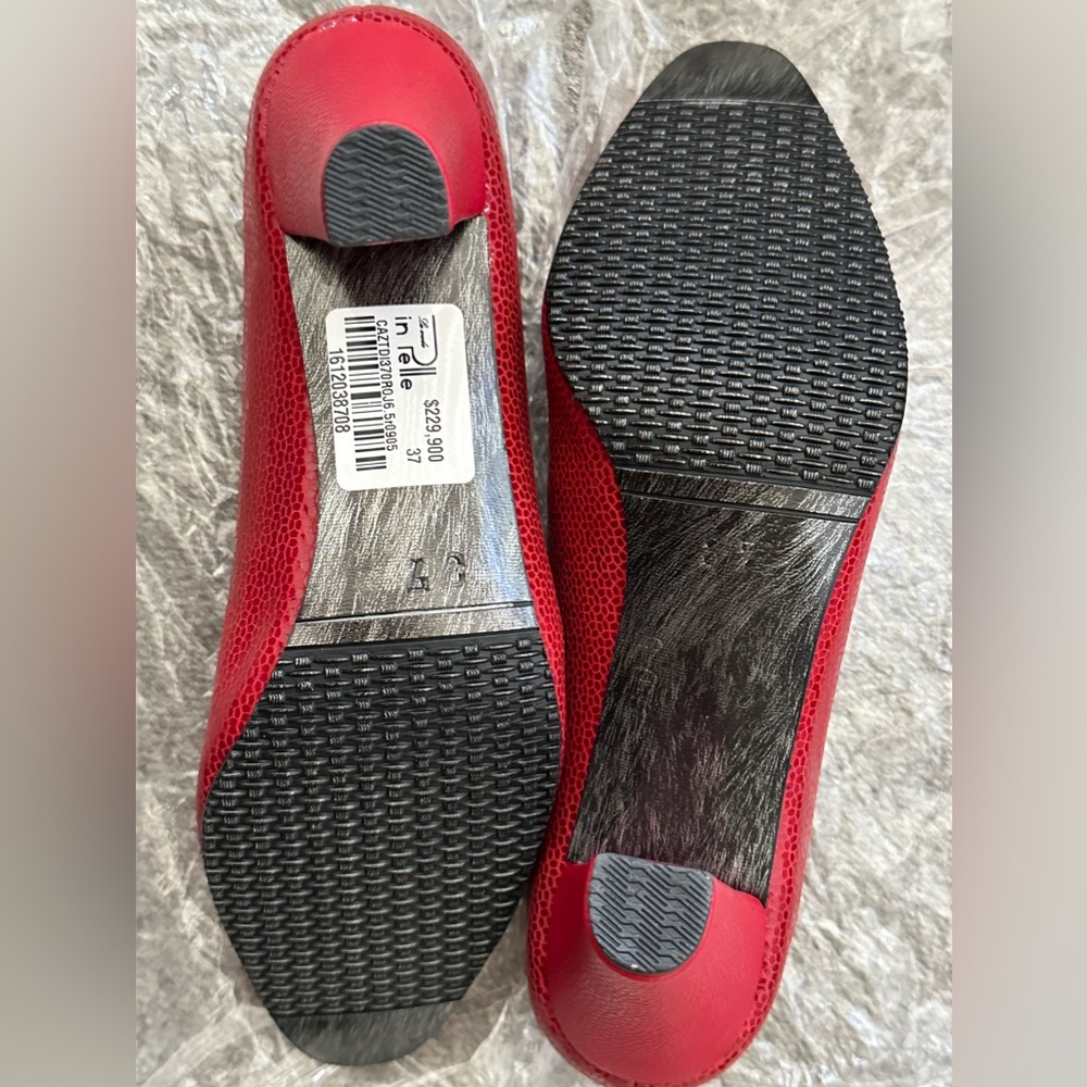 Leather pump Brand New includes Dust bag